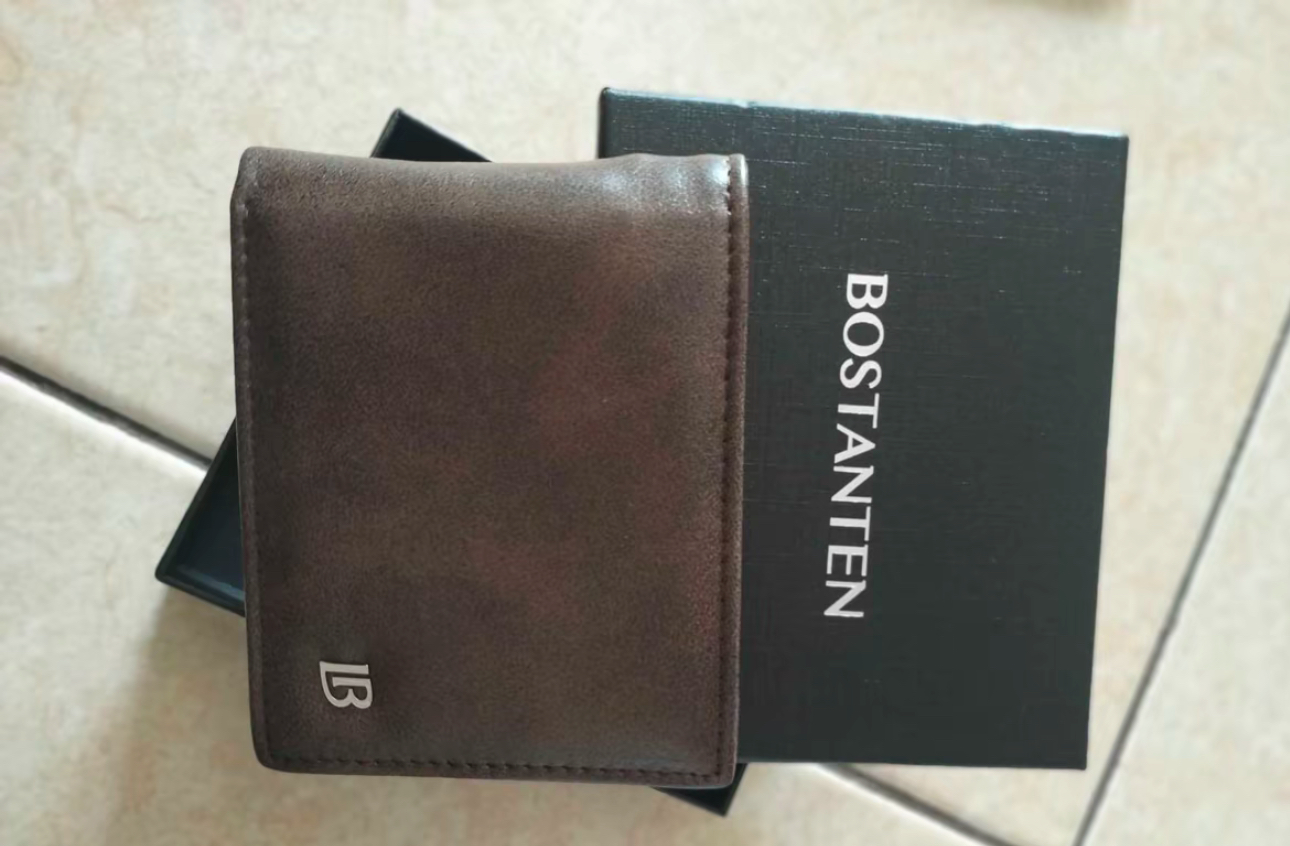 Foto laporan Dompet berwarna coklat berlogo B (HB6229)