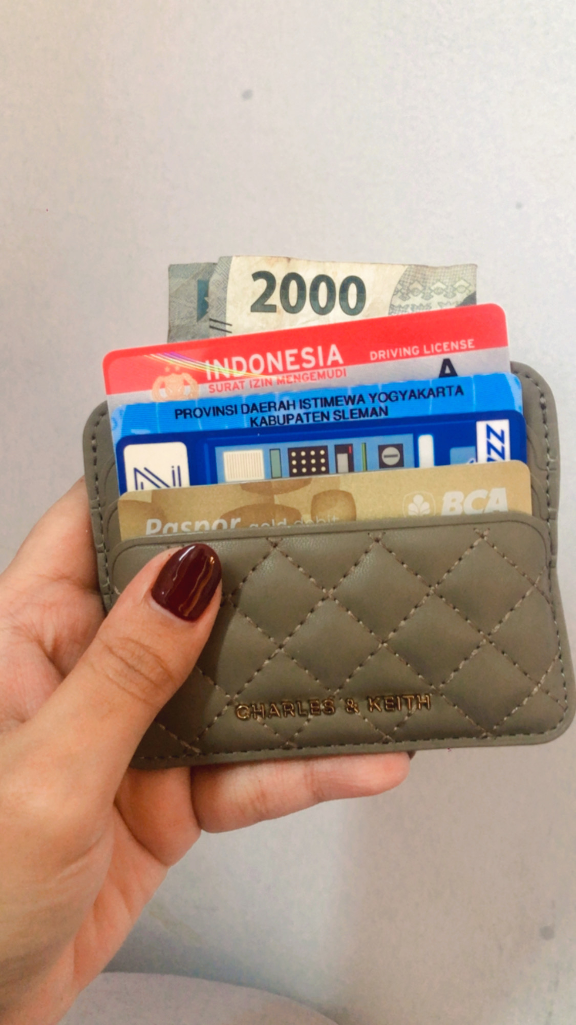 Foto laporan Card holder merk charles & keith dengan isi ktp sim A kartu atm npwp dan kartu lain (HB6661)