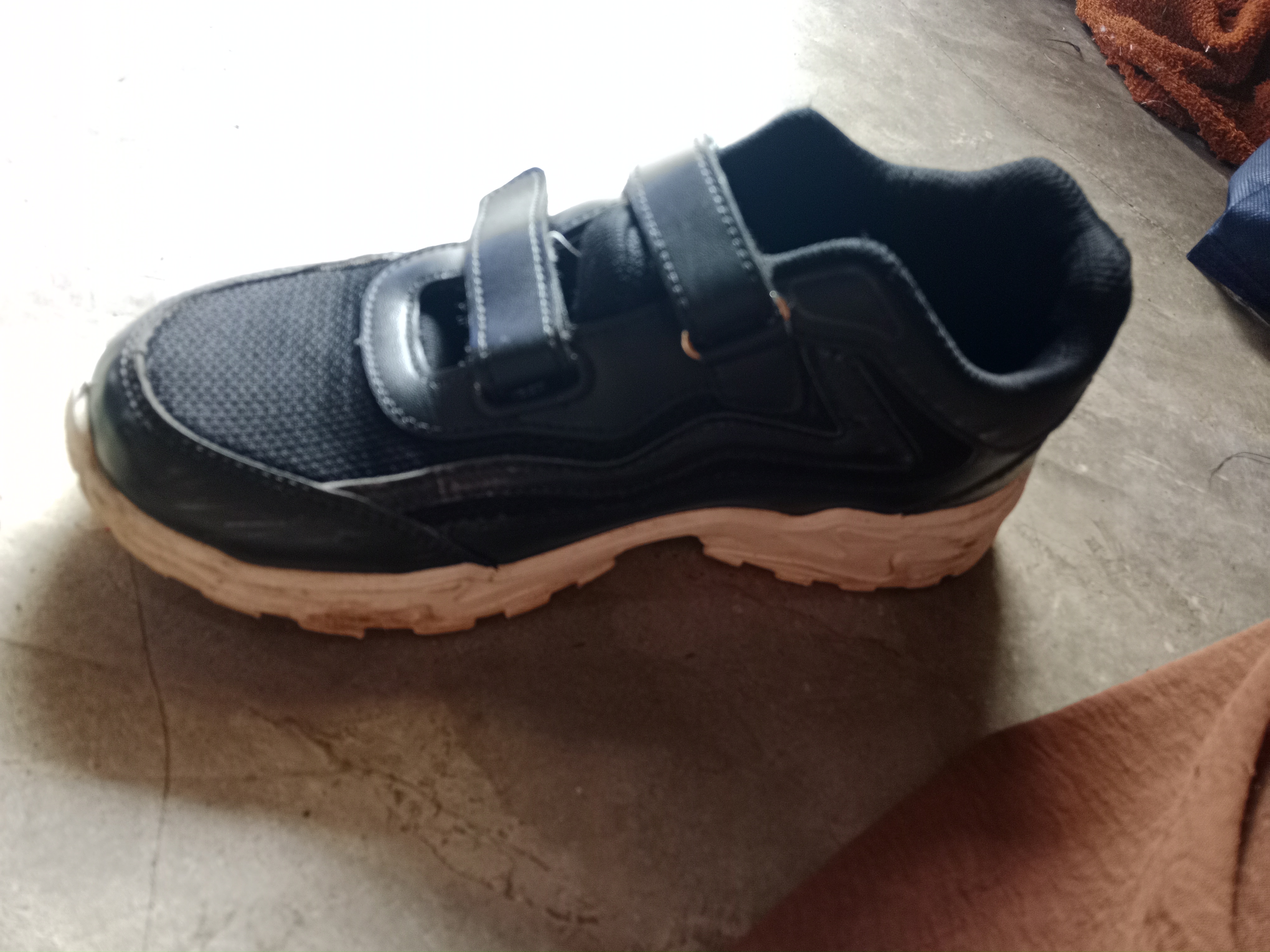 Foto laporan Kehilangan sepatu sebelah nya aja (HB6733)