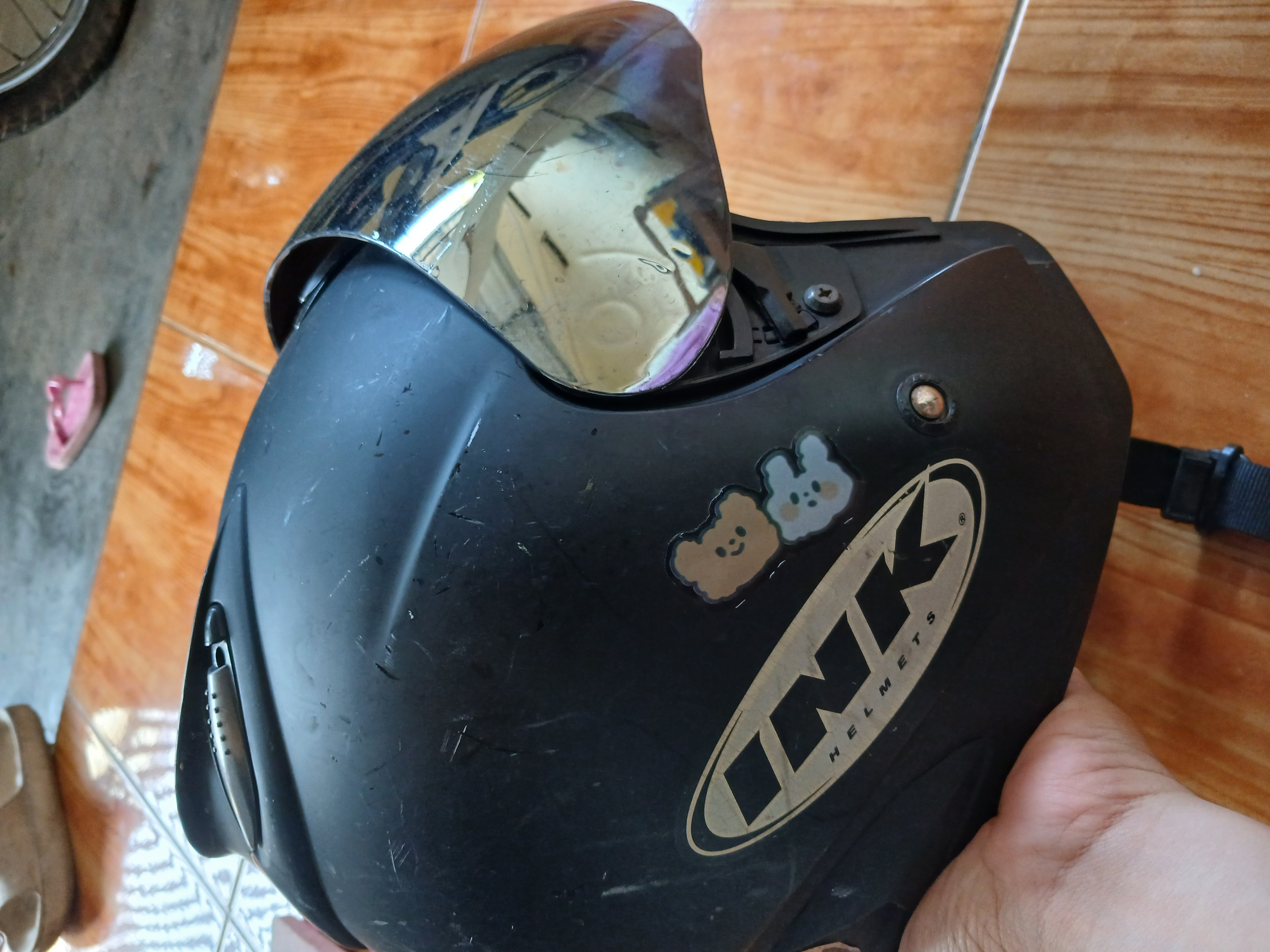Foto laporan Helm INK hitam kaca hitam (baru diganti) ada stiker inisial (HB6737)