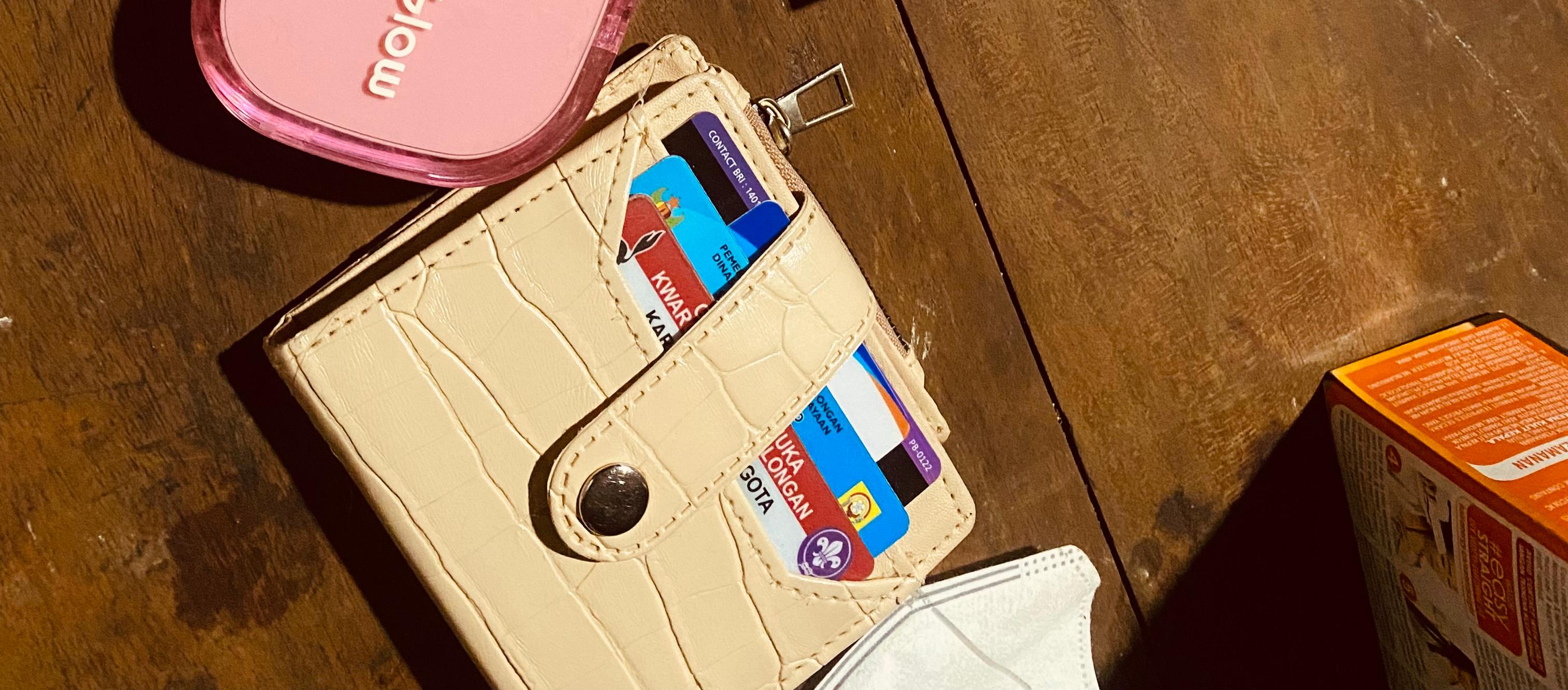 Foto laporan Dompet ada kartu pelajar atas nama Rofiatun hasanah ada uang didalam berisi 200k (HB6859)