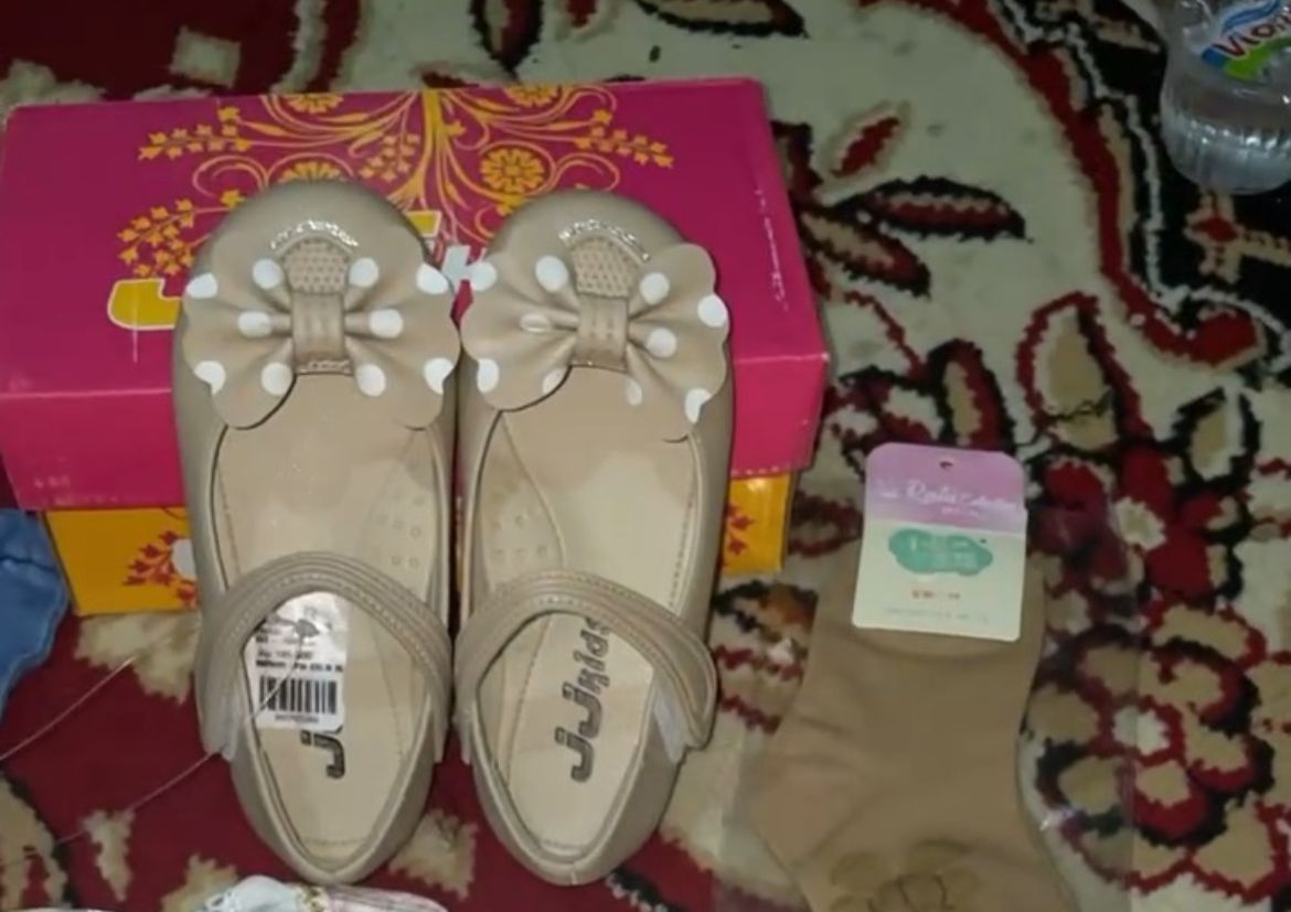 Foto laporan Sepatu anak (HB6894)
