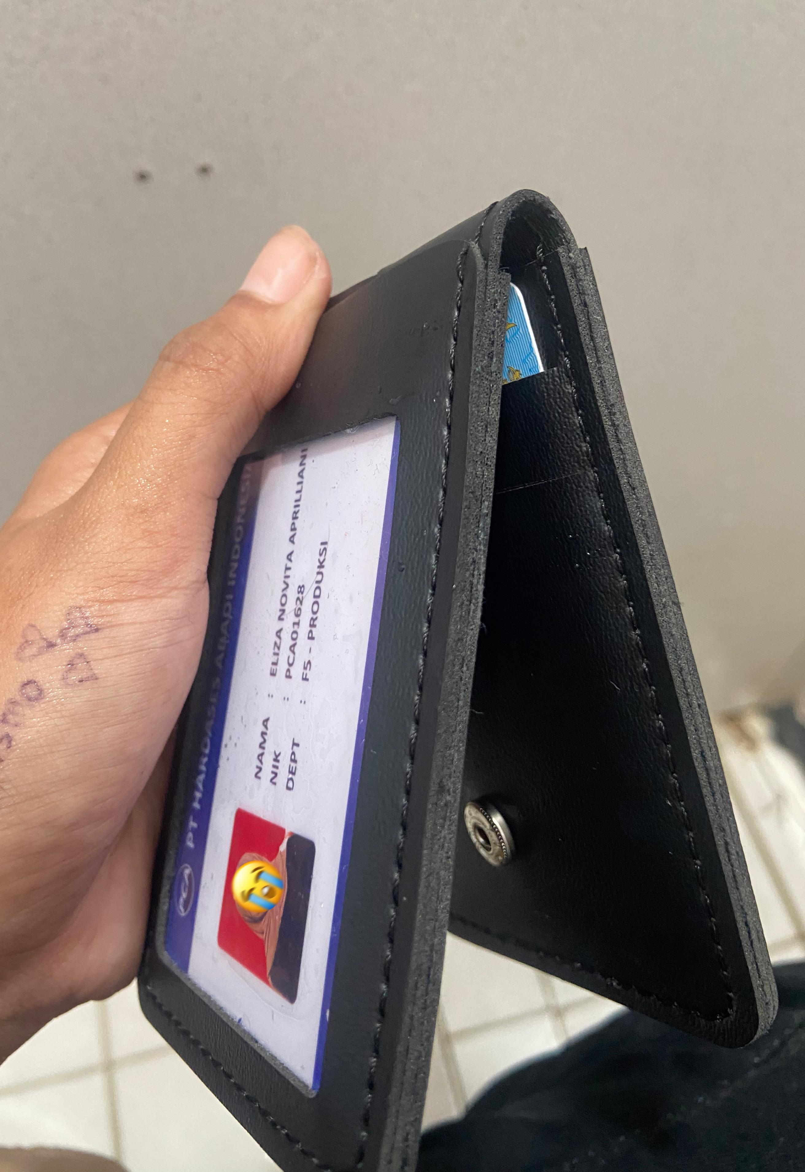 Foto laporan dompet id card, berisi atm, kpk a.n Eliza Novita A, kartu penting lainnya dan sejumlah uang (HB6897)