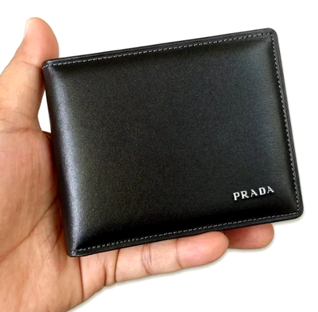 Foto laporan Dompet Hitam ada tulisan prada (HB7057)