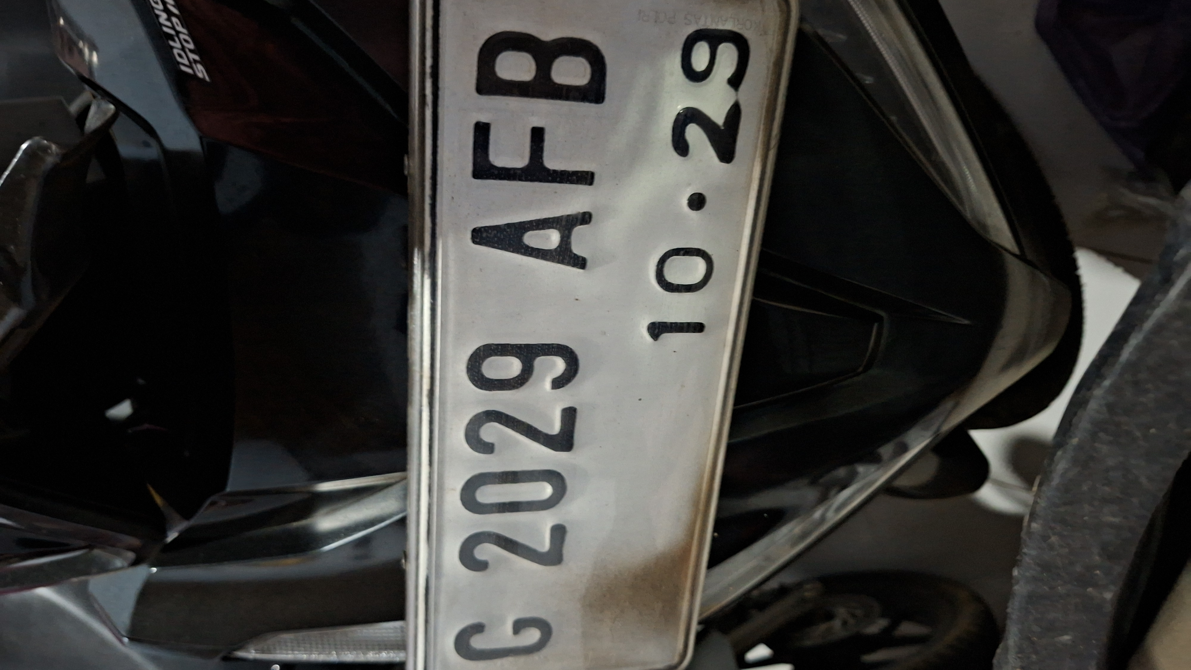Foto laporan plat nomor motor (HB7074)