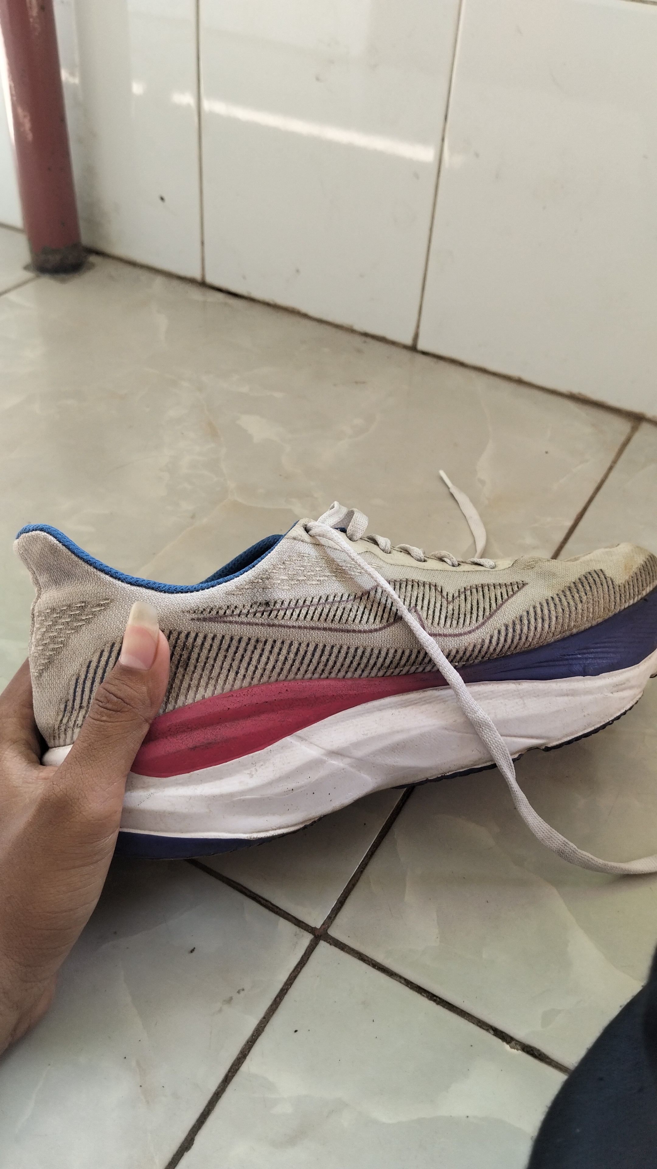 Foto laporan sepatu running (HB7113)