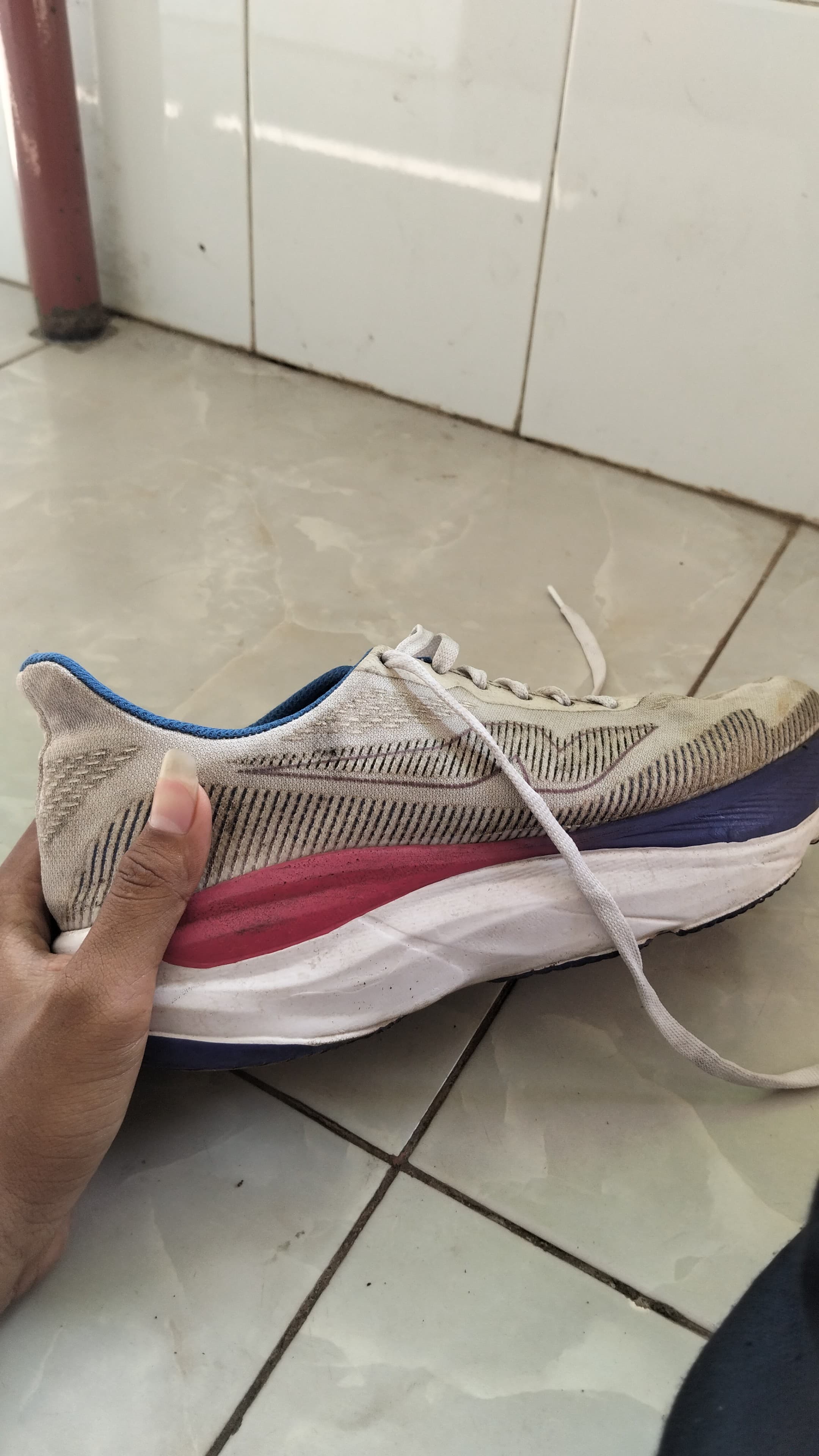 Foto laporan sepatu running (HB7114)