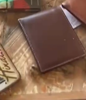 Foto laporan dompet coklat (HB7160)