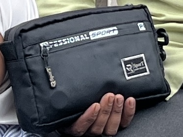 Foto laporan Tas berwarna hitam merk (pro fessional) Berisi sebuah HP merk iTel dan dompet. Didalam dompet berisi kartu2 penting seperti beberapa ATM dan identitas serta sejumlah uang tunai (HB7314)