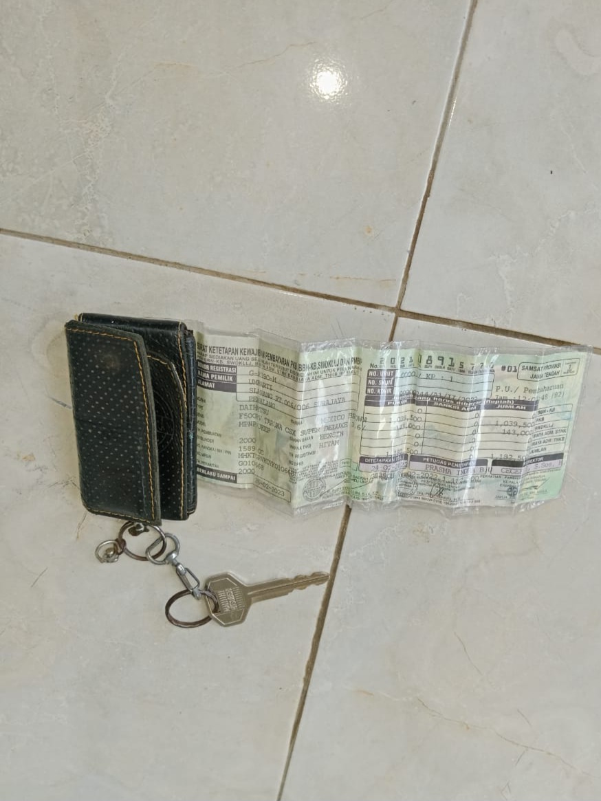 Foto laporan Kunci kontak & STNK mobil (TB0037)