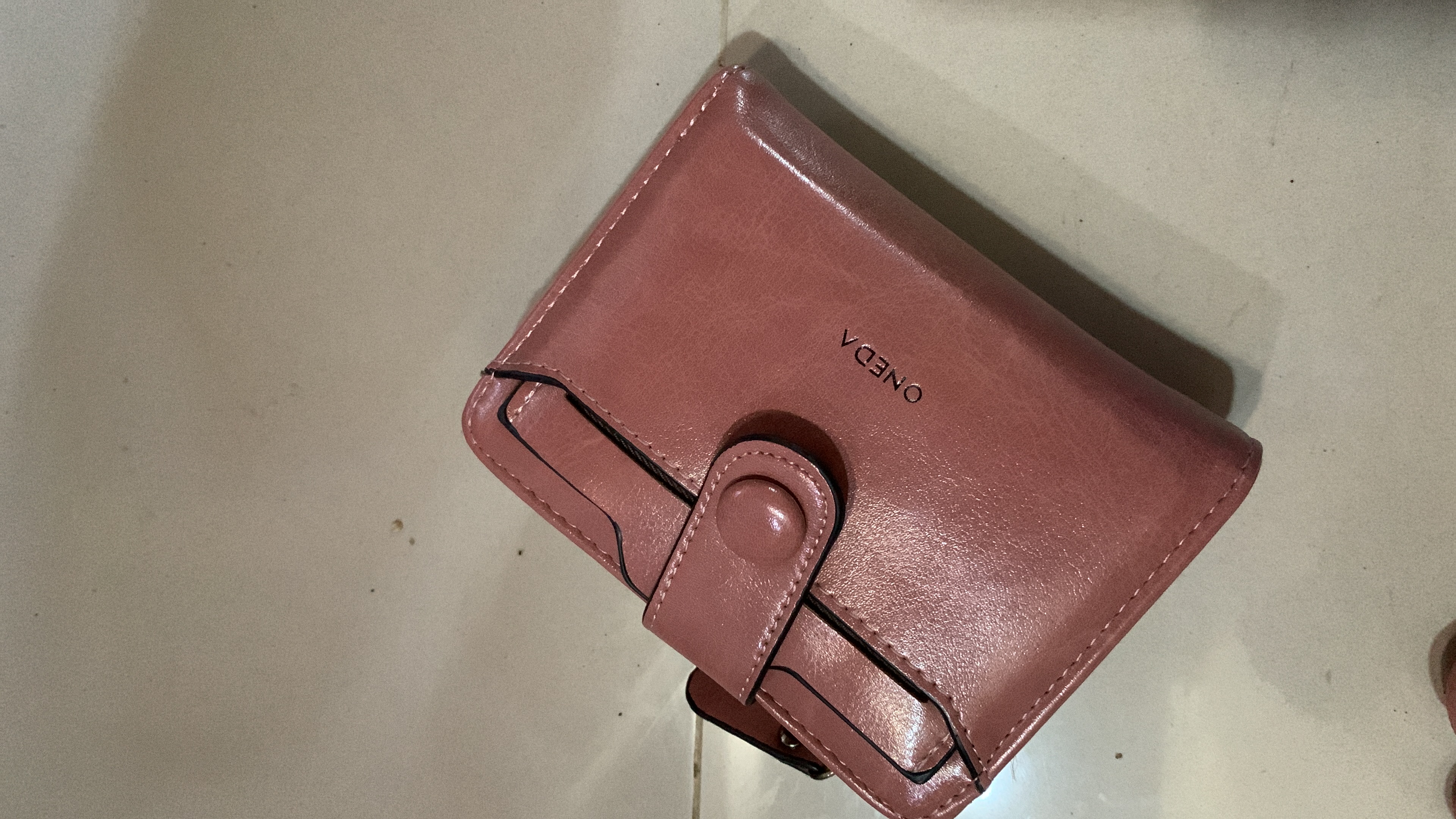 Foto laporan Nemuin dompet warna pink tadi dideket pasar poncol (TB0090)