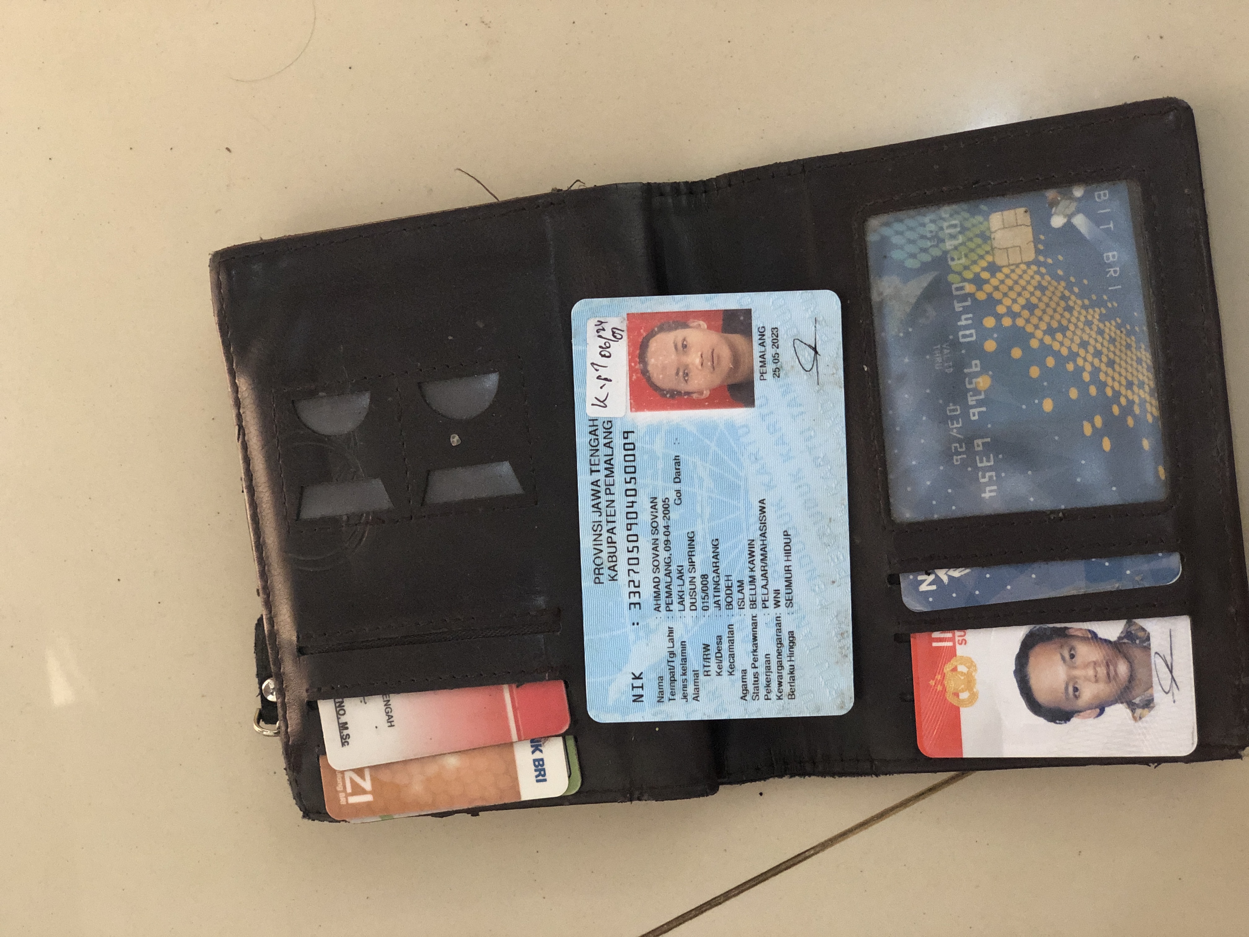 Foto laporan dompet berisi kartu (TB0236)