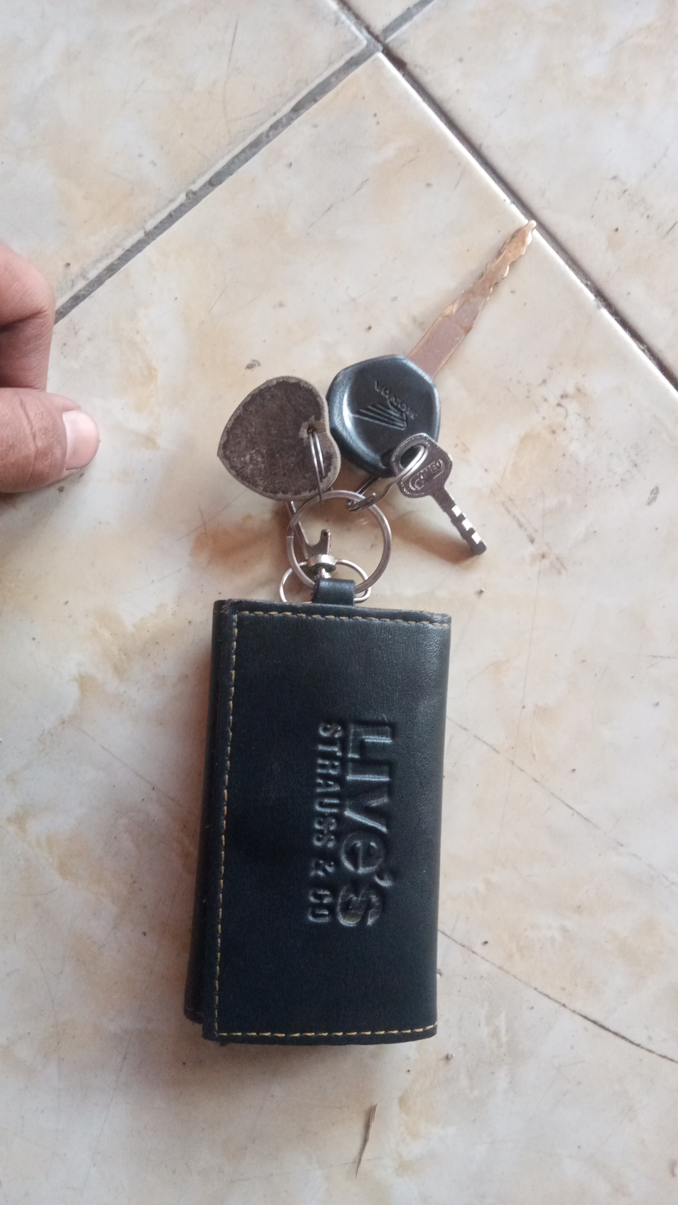 Foto laporan Kunci motor honda dan stnk (TB0317)