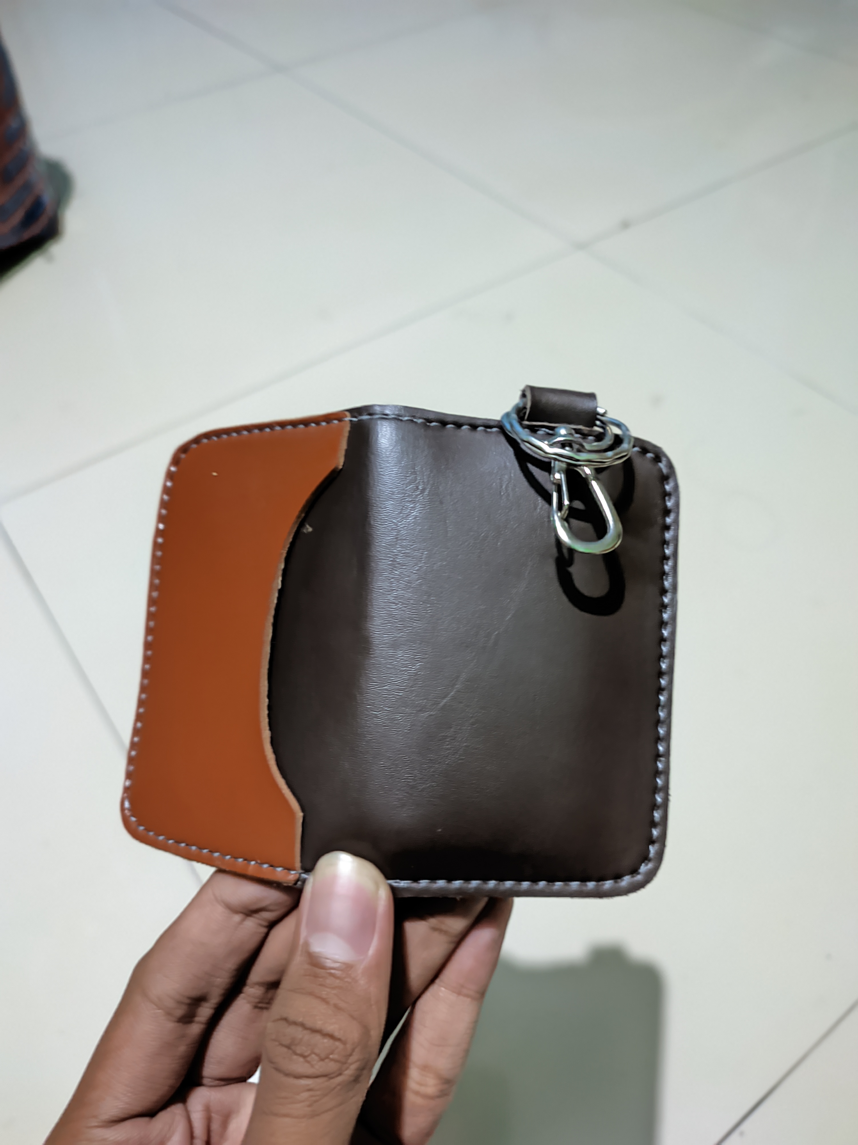 Foto laporan gantungan kunci warna coklat (TB0431)
