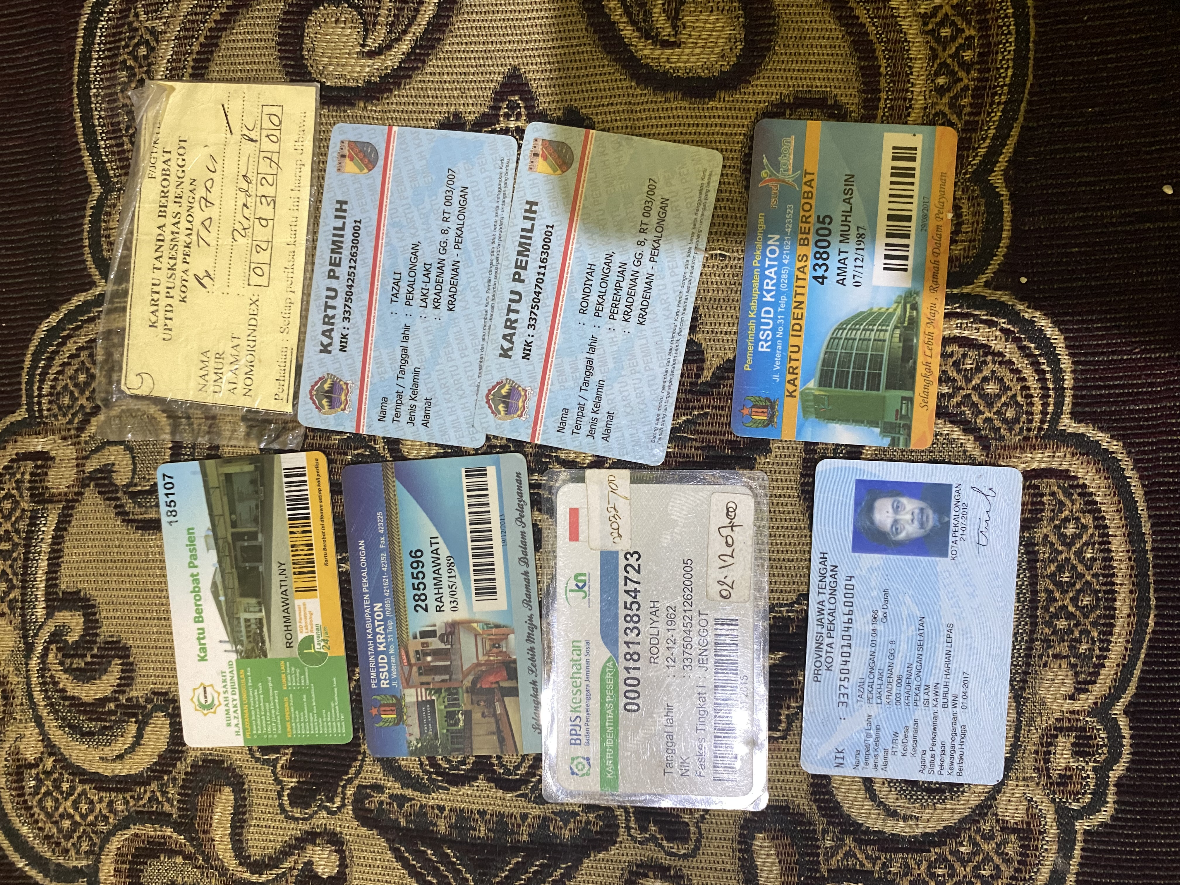 Foto laporan KTP, kartu BPJS, kartu berobat, kartu Pemilih (TB0474)