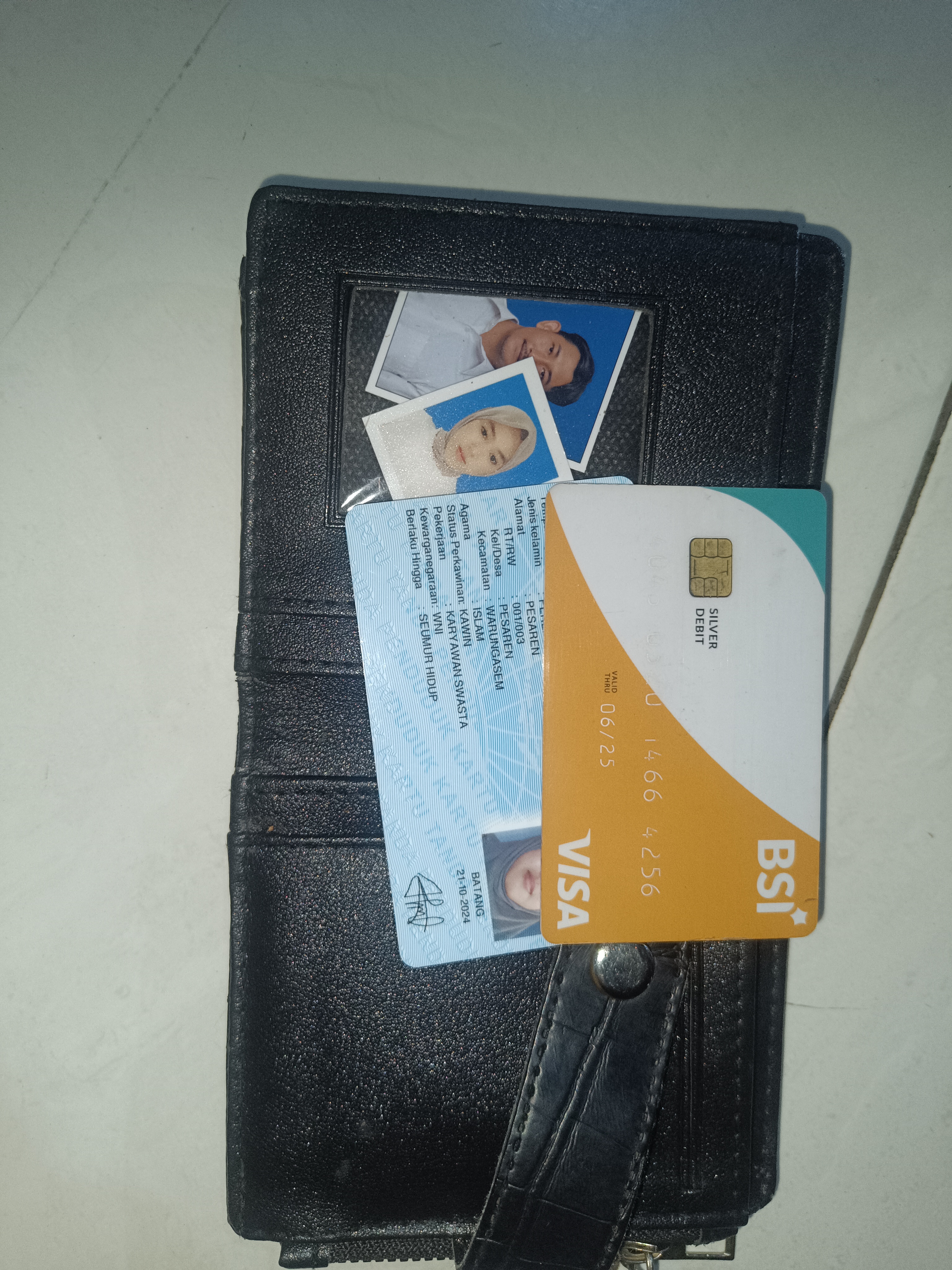 Foto laporan Dompet hitam beserta isi (TB0500)