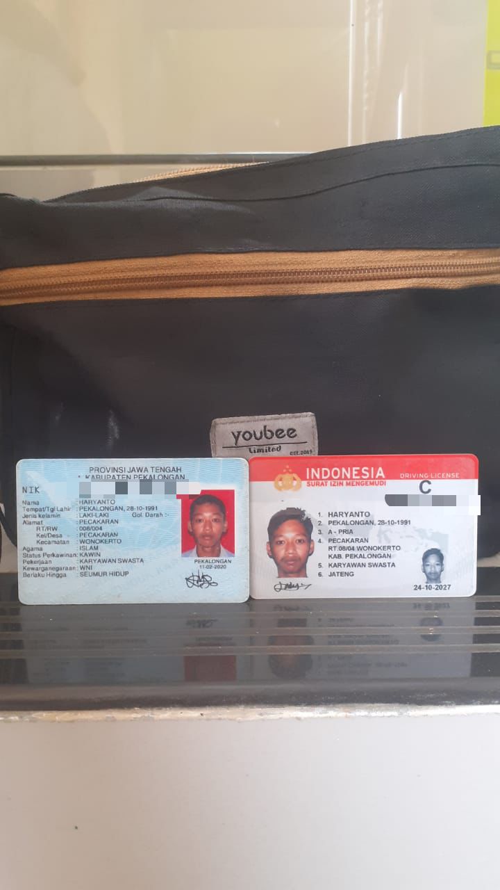Foto laporan Tas berisi dompet sarung tangan dan juga tang. Dompetnya berisi Stnk, Sim, Ktp, dan sejumlah uang (TB0527)
