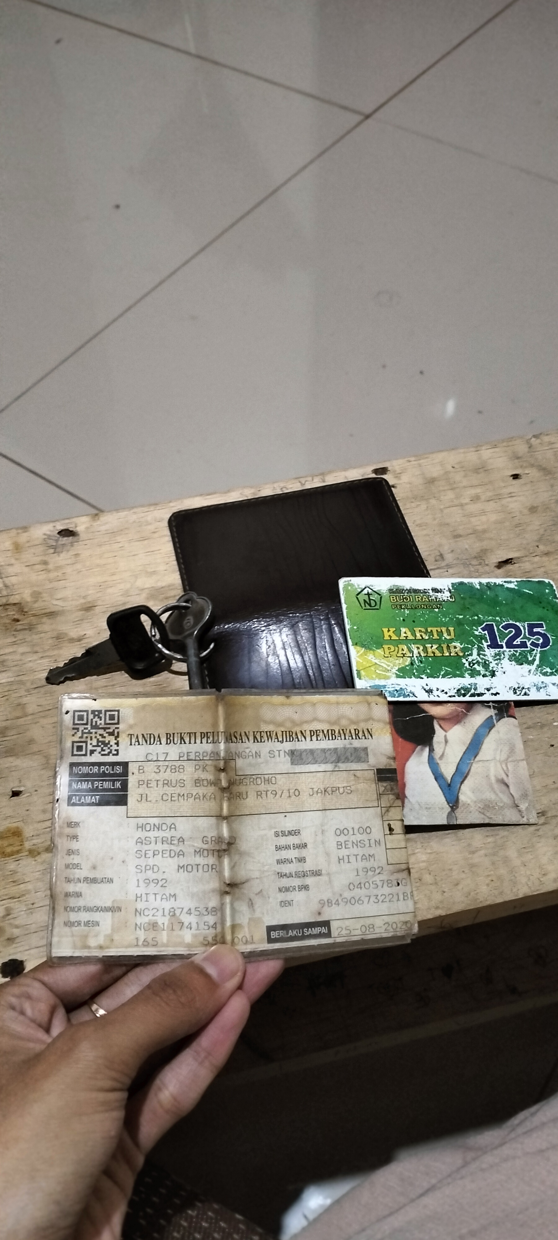 Foto laporan Dompet berisi STNK, kartu parkir, foto, kunci (TB0571)