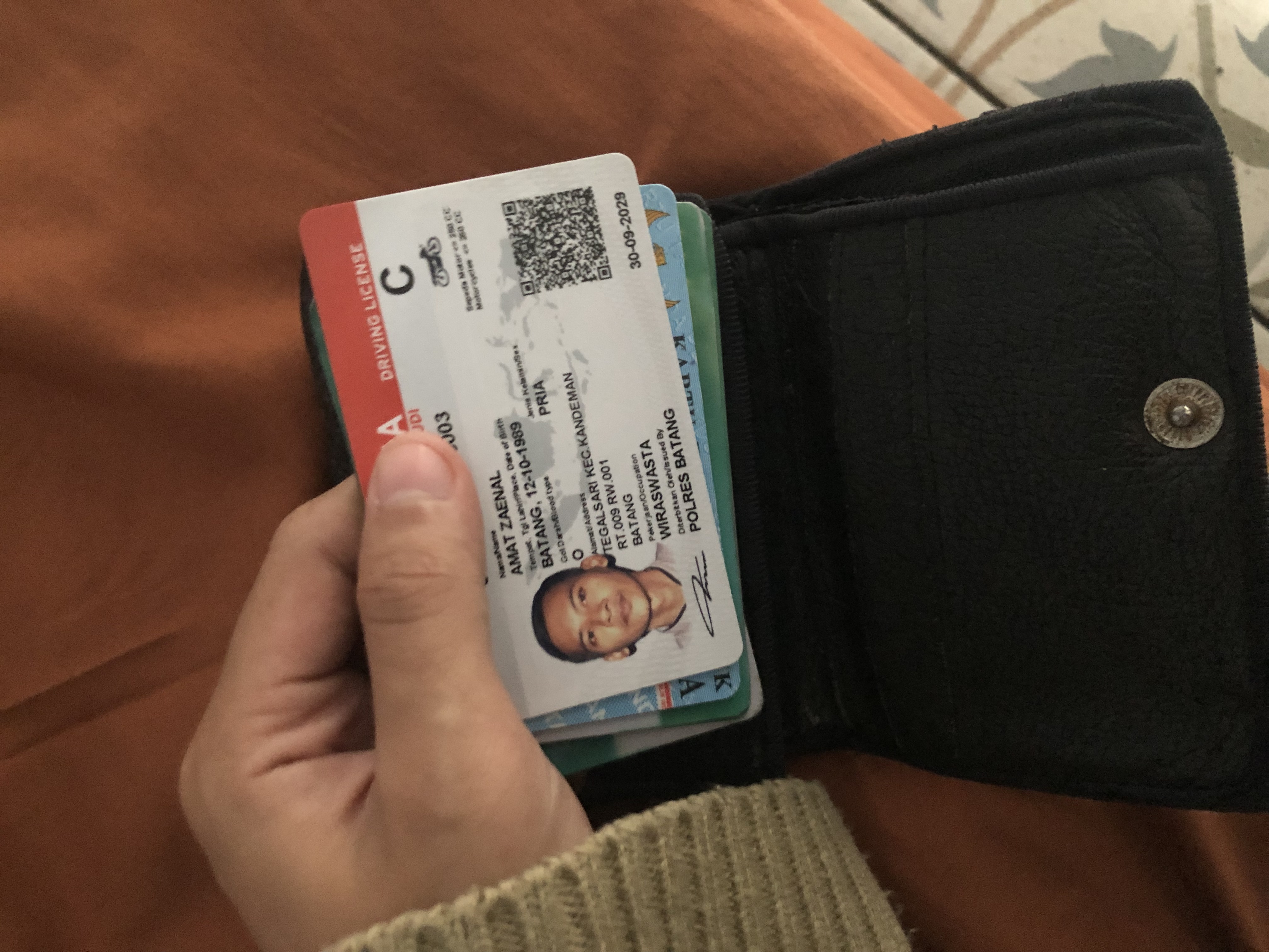 Foto laporan Dompet beserta kartu (TB0630)