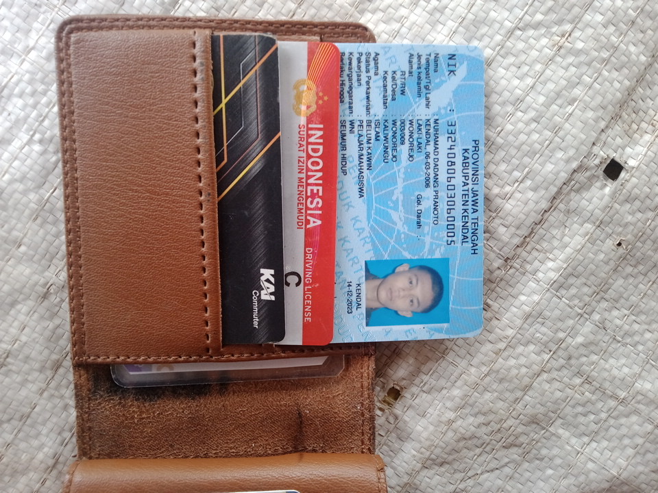 Foto laporan Dompet ,ada uangnya dan KTP kartu ijin mengemudi,KAI (TB0721)