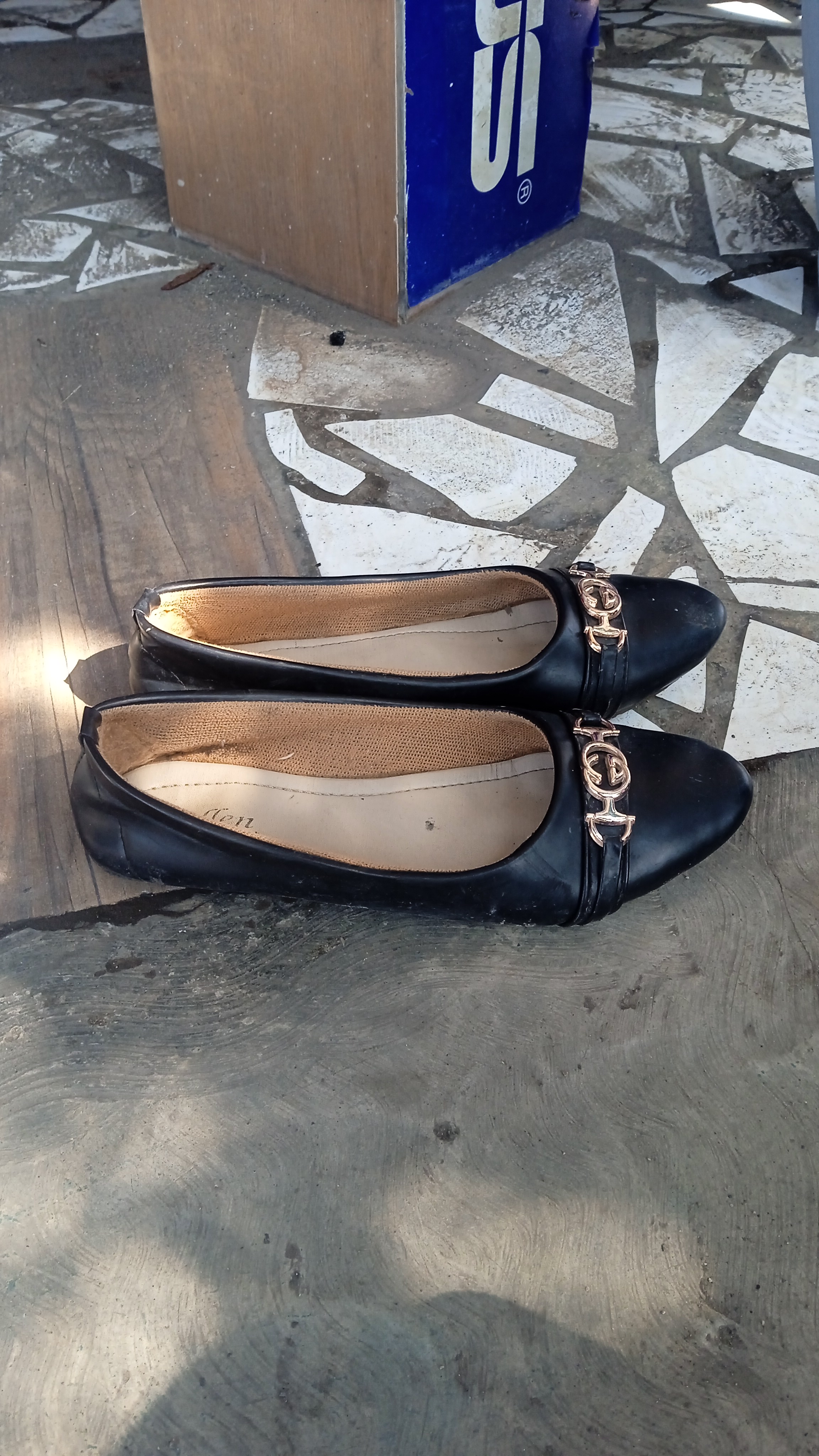 Foto laporan sepatu perempuan (TB0735)