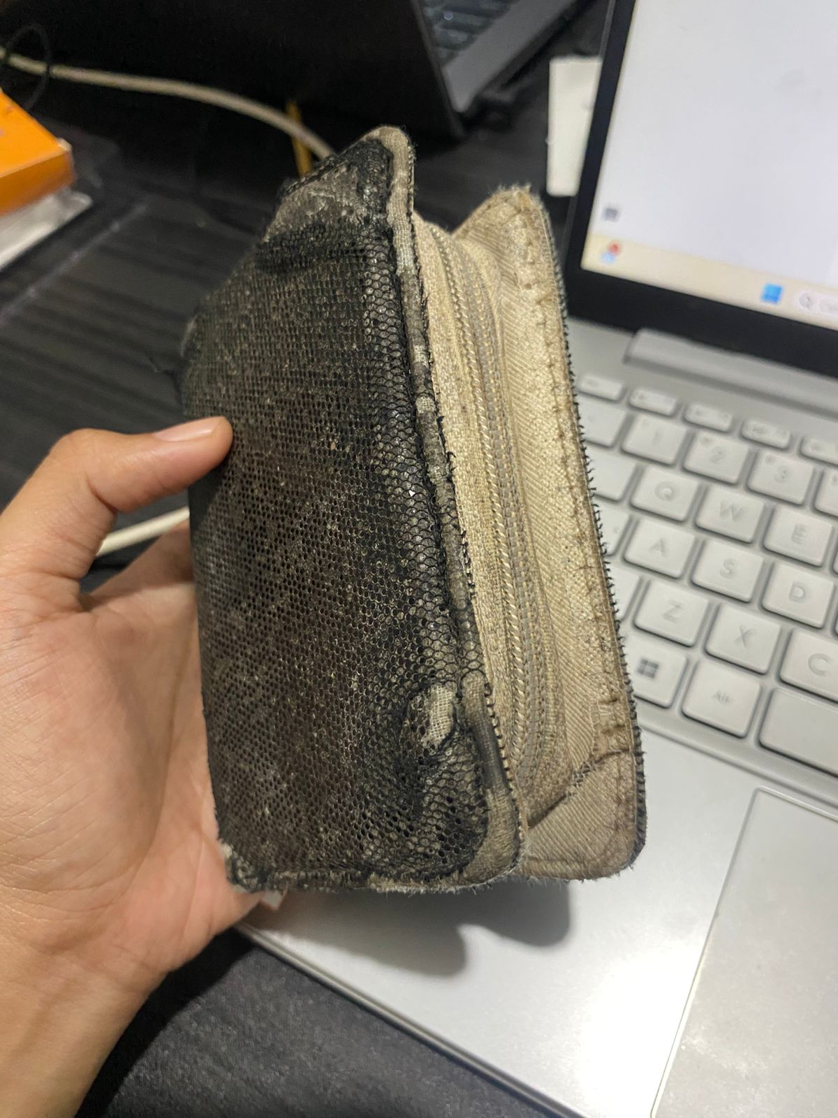 Foto laporan dompet (TB0776)