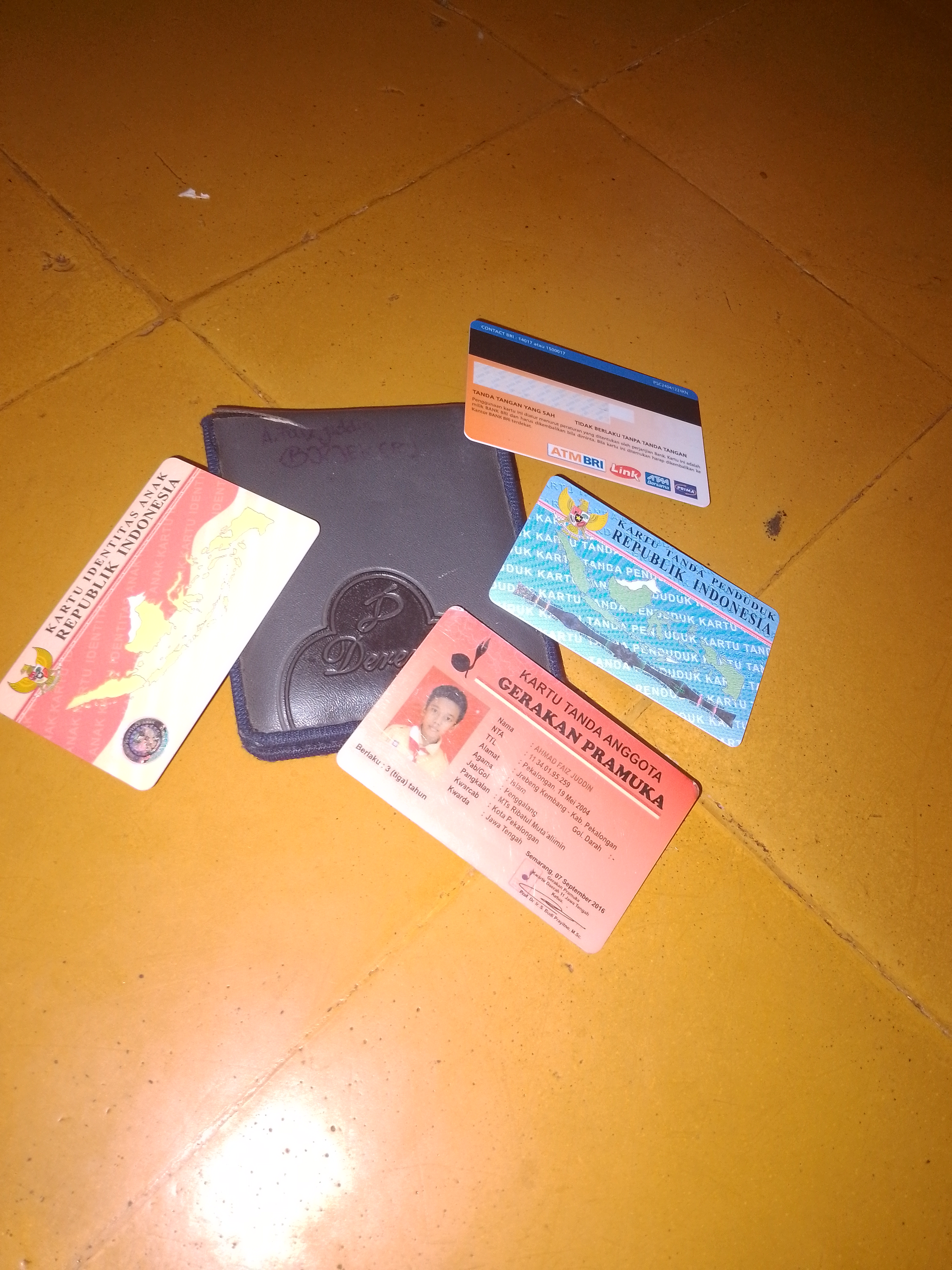 Foto laporan dompet berisi kartu bri dan ktp,kartu identitas anak kartu tanda anggota gerakan pramuka (TB0826)