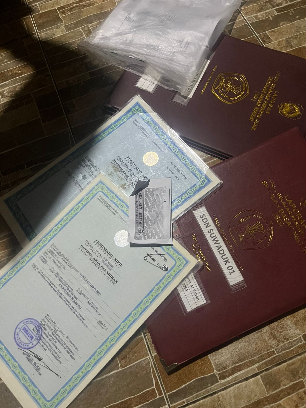 Foto laporan tas dengan isi dokumen ijazah sd dan pakaian (TB0892)