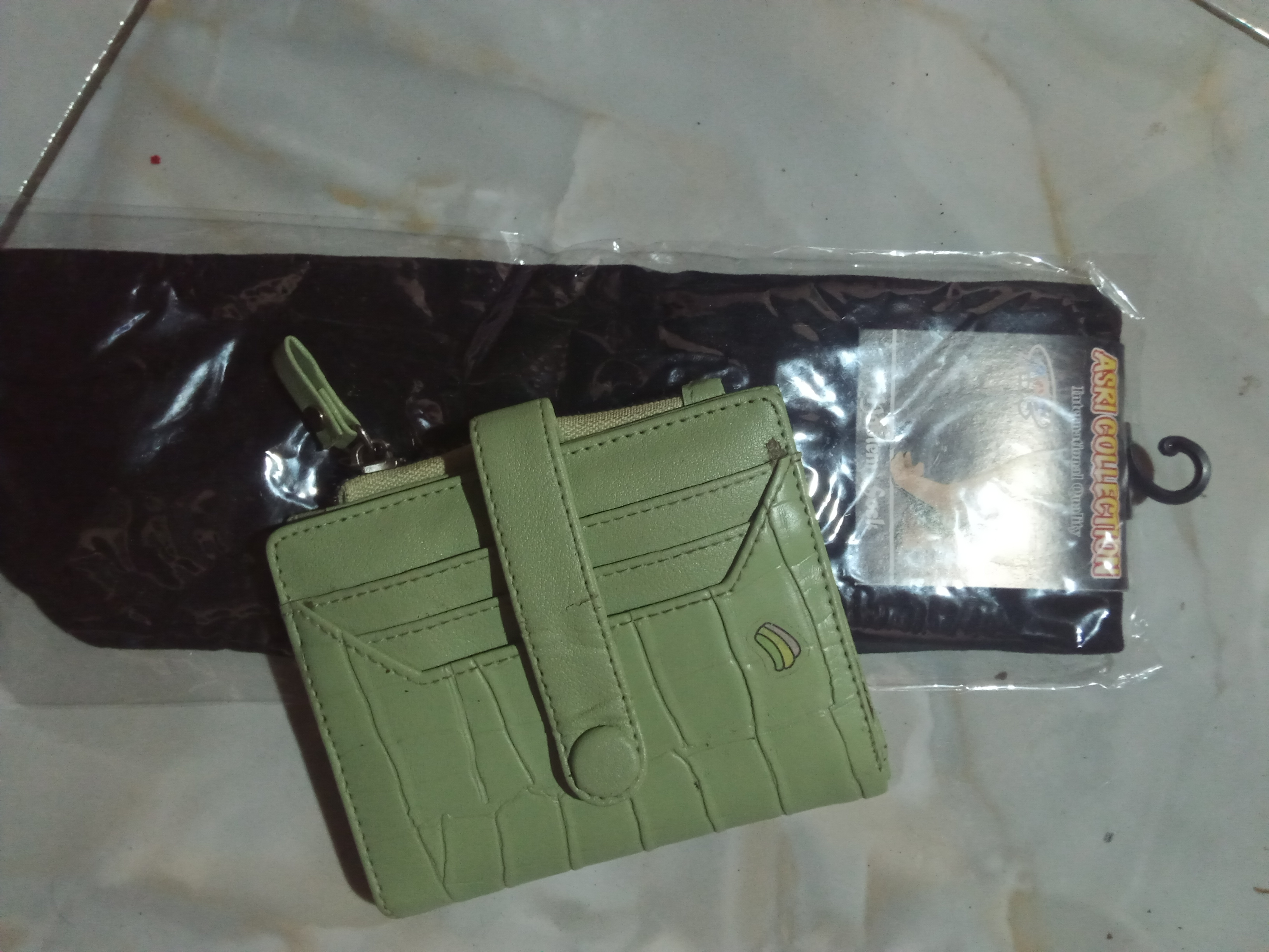 Foto laporan Dompet dan kaos kaki (TB1000)