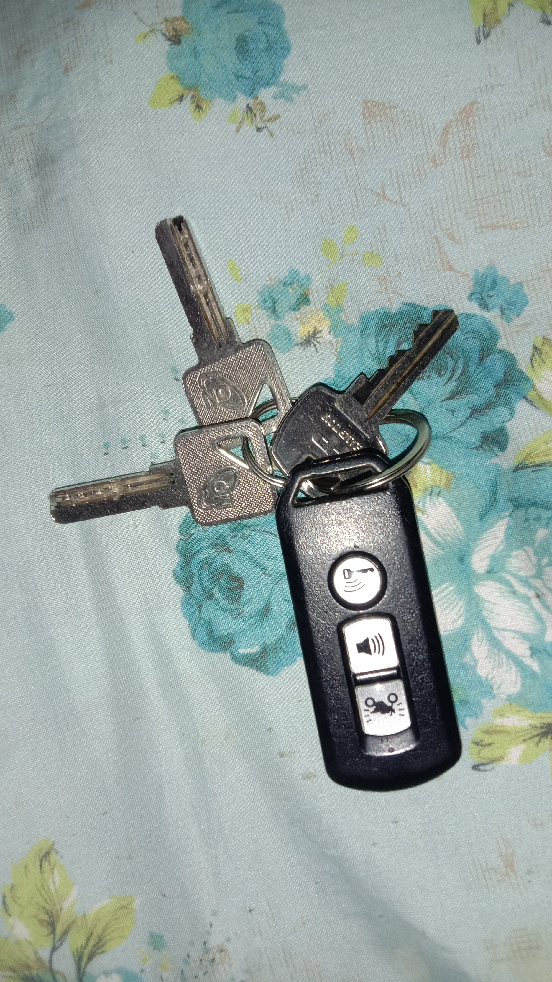 Foto laporan Kunci motor dan beberapa kunci 3 buah (TB1060)