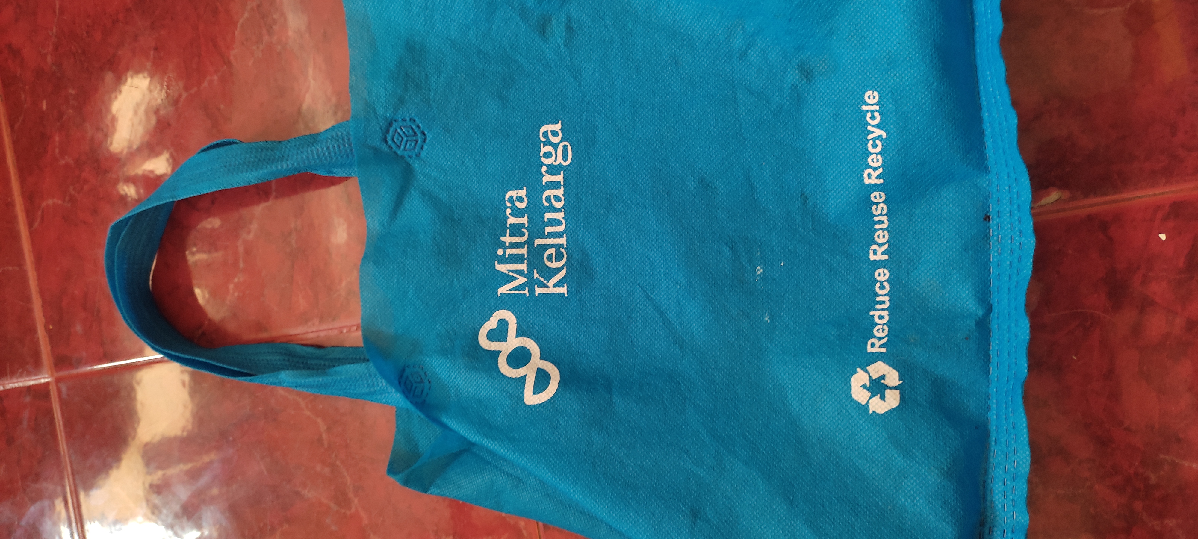 Foto laporan Tas kain spunbond warna biru berisi dompet (TB1207)