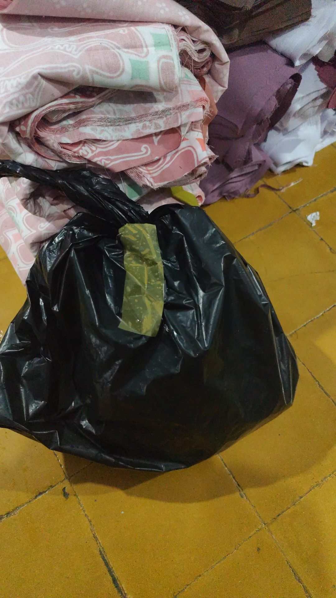 Foto laporan Plastik hitam besar (TB1248)