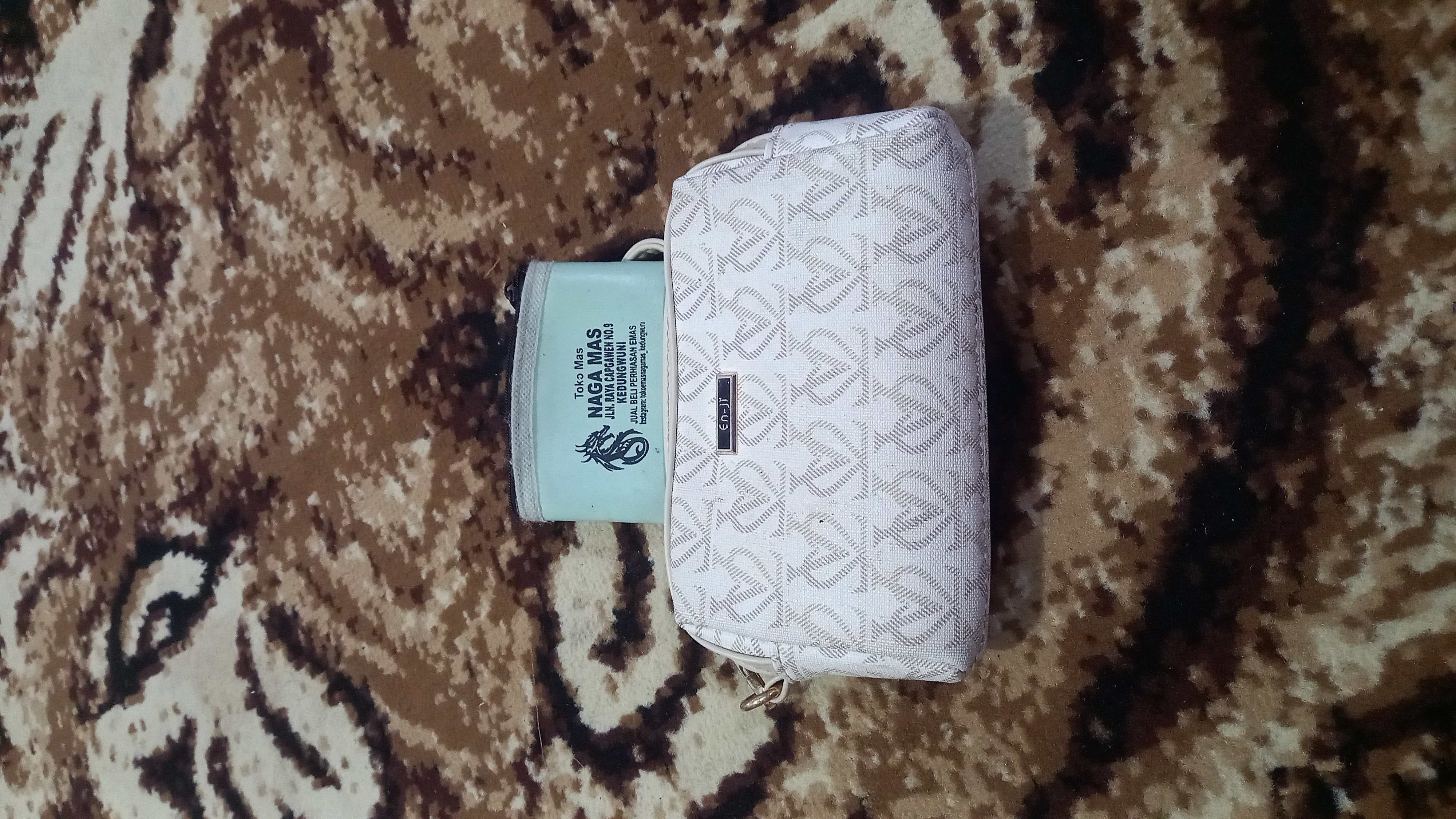 Foto laporan Dompet berwarna cream (TB1262)