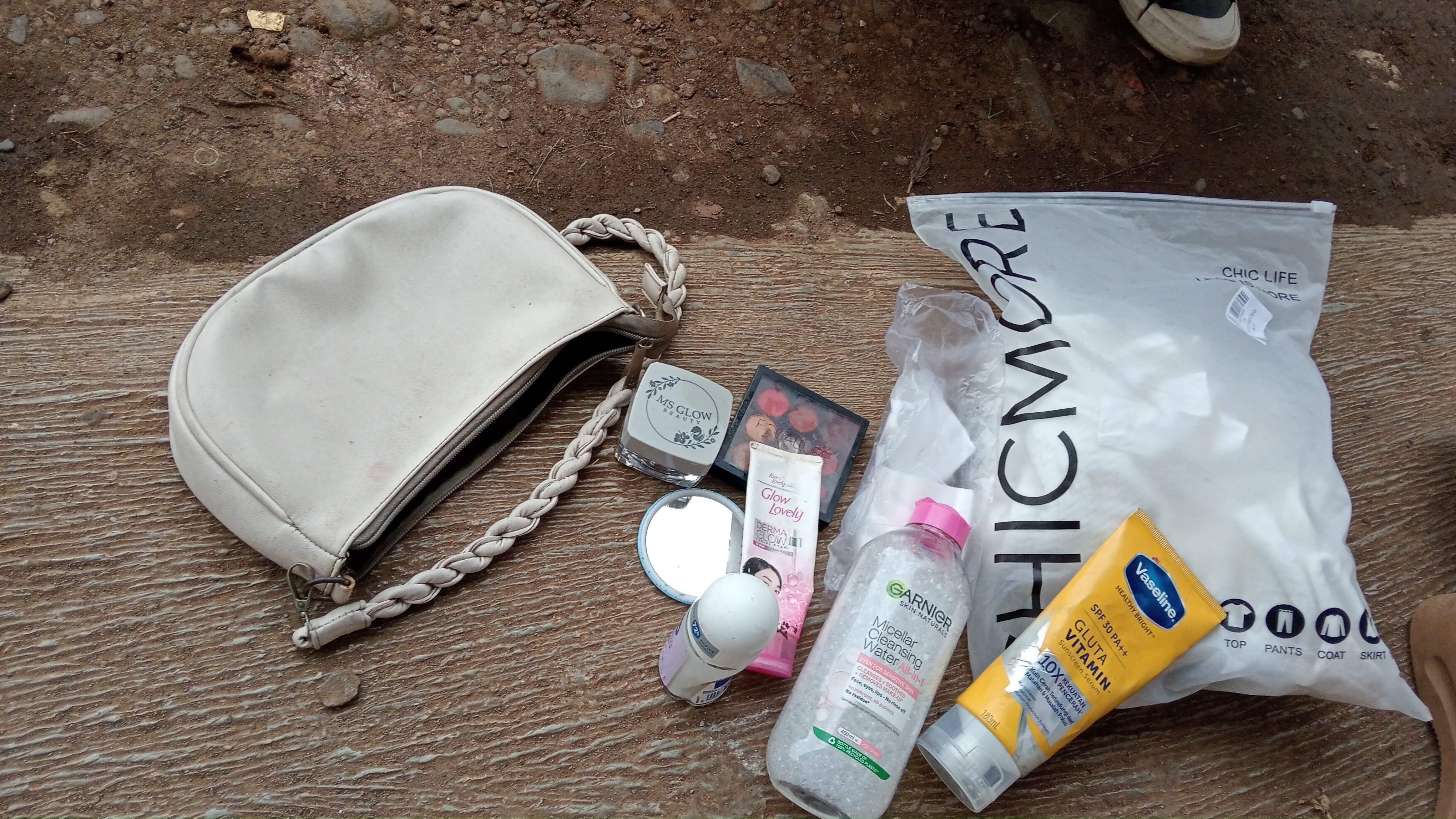 Foto laporan tas , baju , day cream ms glow , focalur , micellar water garnier , glow&lovly , deodorant, kapas , kaca, Vaseline (TB1382)