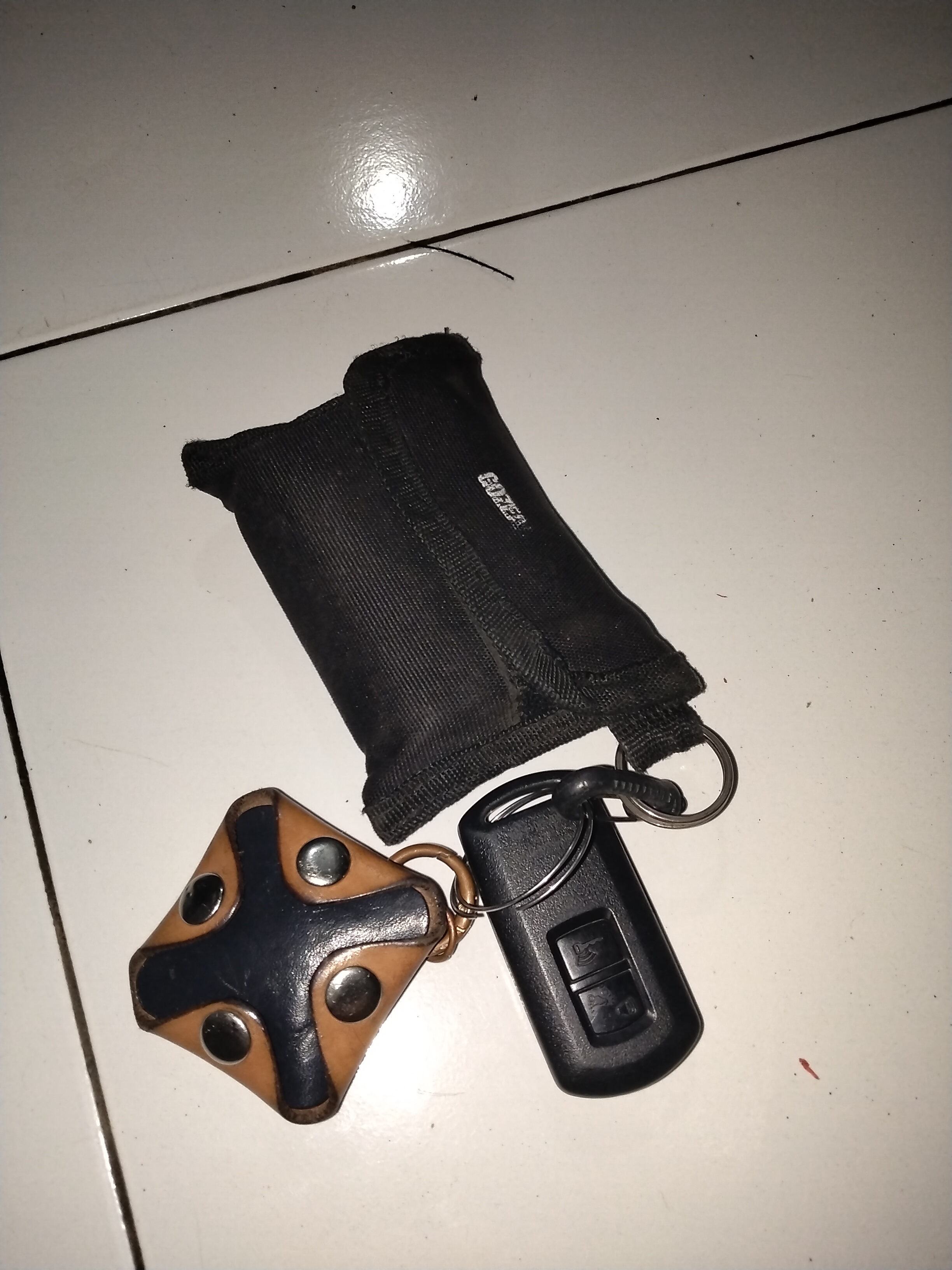 Foto laporan Remot scopy dan dompet hitam kecil (TB1406)