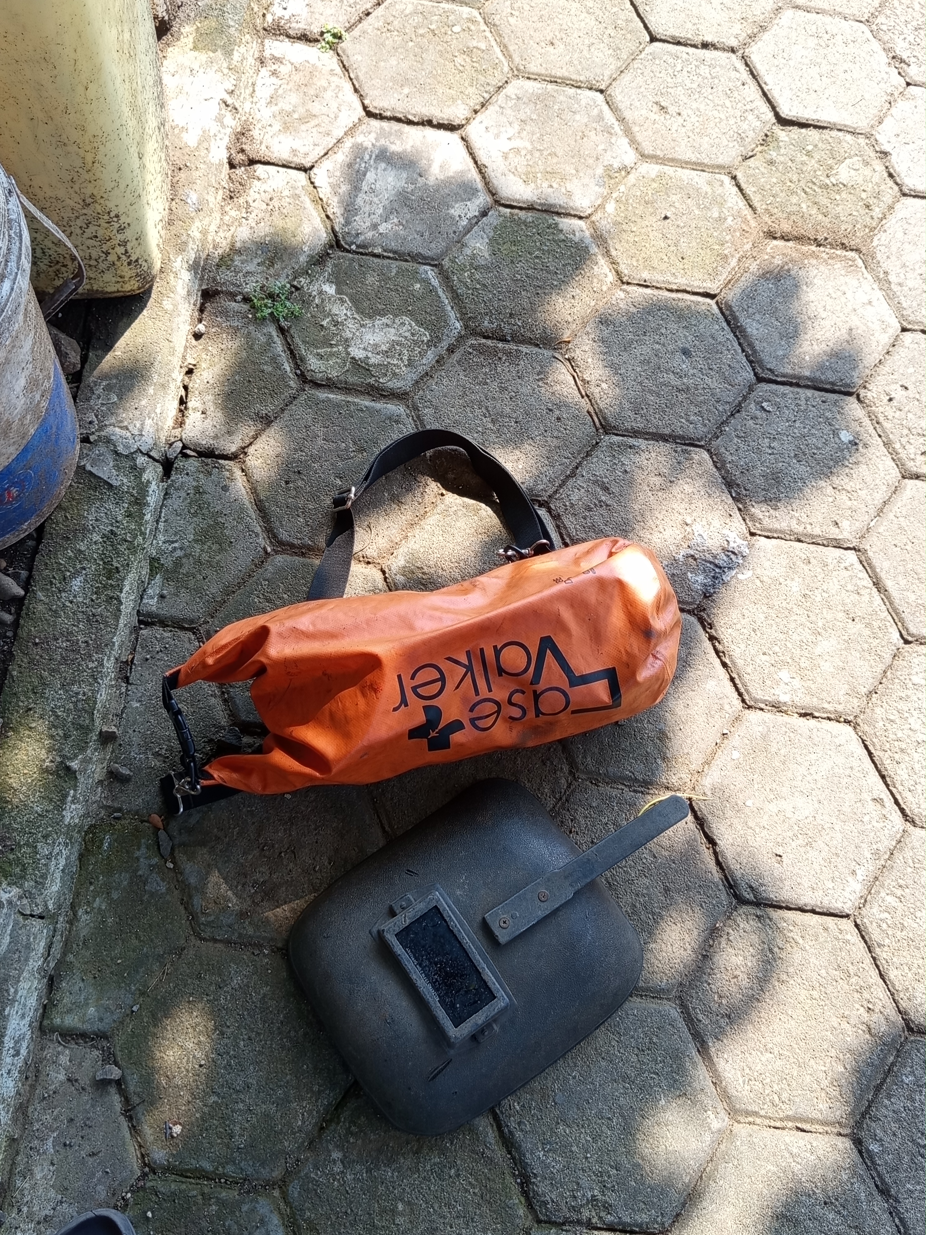 Foto laporan tas berisi pakaian dan topeng pengelasan (TB1456)